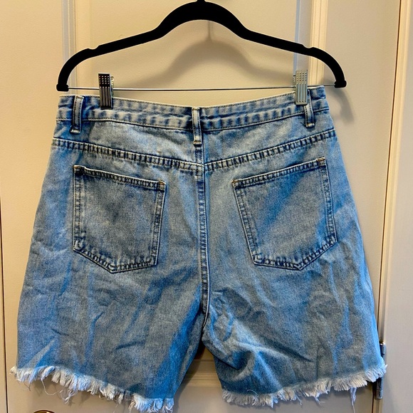 Never Worn-Light Wash Ripped Raw Hem Denim Shorts - Picture 2 of 2